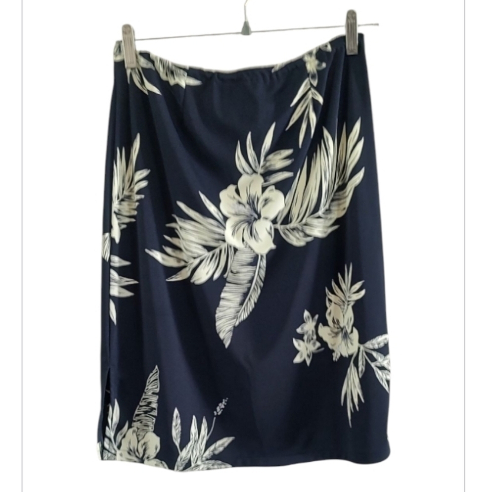 Axcess Navy and White Floral Skirt Size L